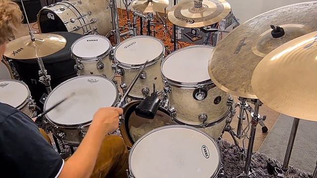 Drumming a busy cowbell funk groove- DW Collectors Vintage White Marine drums смотреть онлайн