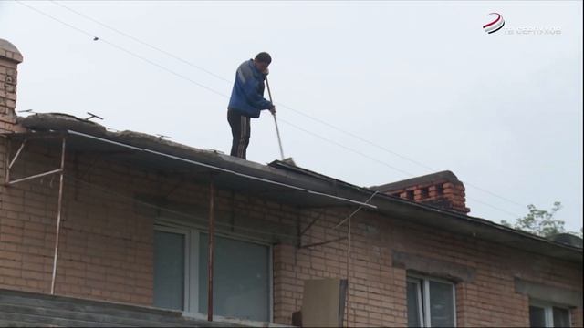 В деревне Большое Грызлово ремонтируют самые проблемные крыши смотреть онлайн