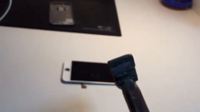 ПЫТАЮСЬ РАЗБИТЬ ЭКРАН IPHONE 7 МОЛОТКОМ смотреть онлайн