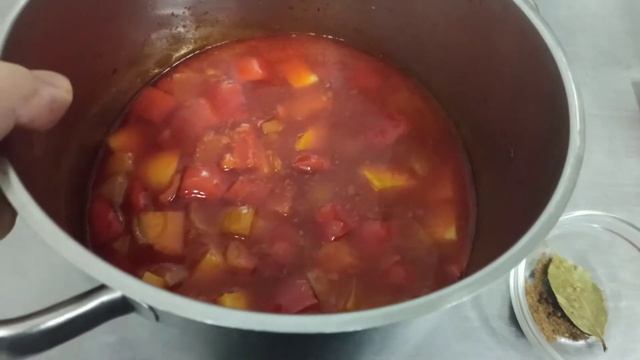 Суп-гуляш с говядиной. Согреет в мороз и придаст сил в жару смотреть онлайн