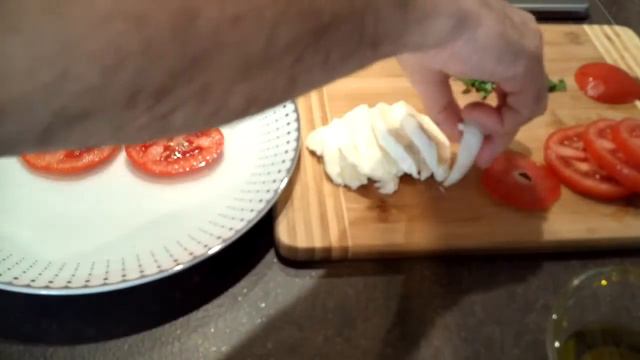 Receta Ensalada Caprese - Tomate, queso mozzarella, albahaca - Lista en 5 minutos смотреть онлайн