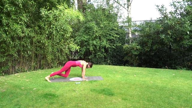 30min sweat & feel good Pilates mit Sandra von Leoyogalove смотреть онлайн
