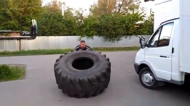 Кидаю колесо 250 кг. Уже лучше... смотреть онлайн