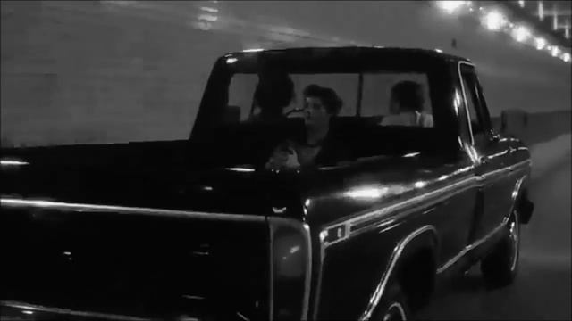 .пустые улицы и коробок спичек. "Нас Так Мало" смотреть онлайн