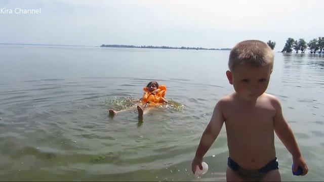 Кира показывает все надувные игрушки/Kira shows all inflatable toys смотреть онлайн