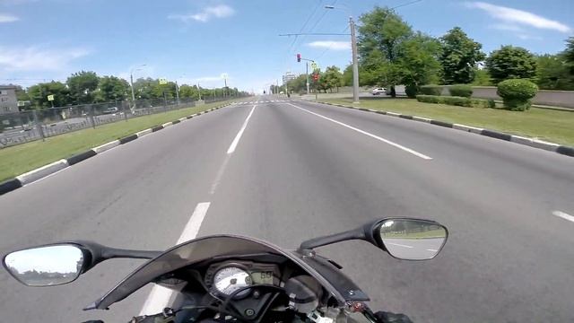 GSX-R600 экстренное торможение с 200 км/ч. Не заметил светофор :) смотреть онлайн