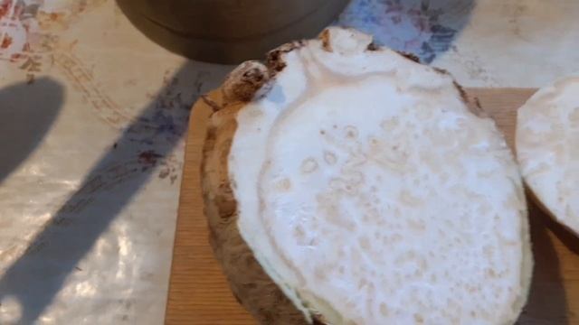 На обед готовлю макароны с тушёнкой и сушу корень сельдерея. смотреть онлайн
