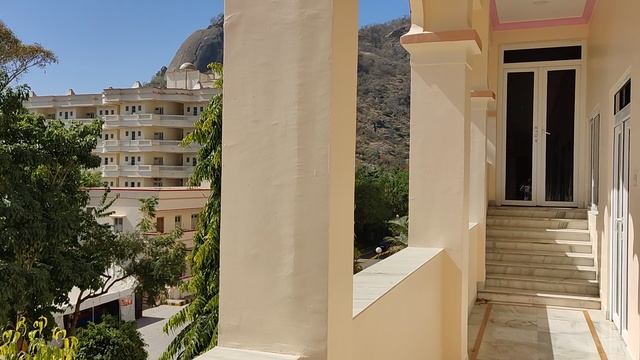 Школа Раджа Йоги. Шантиван. Вид из галереи смотреть онлайн