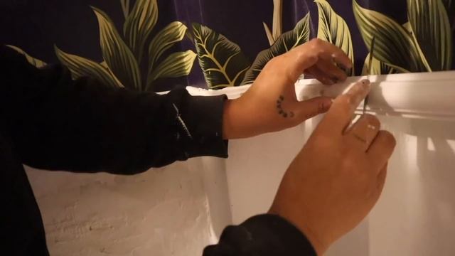 SMALL BATHROOM MAKEOVER UNDER $300 + DIY Tile Floor & wallpaper! смотреть онлайн