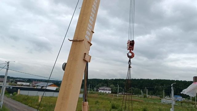 Автокран/поднимаем блок и кирпич/Распиливаем блоки/Погода не даёт работать ?.