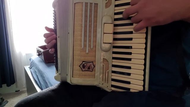 " В тихий вечер склоняю я колени в тиши"... смотреть онлайн