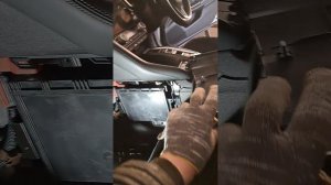 Где находится аккумулятор в Honda Insight  2018г