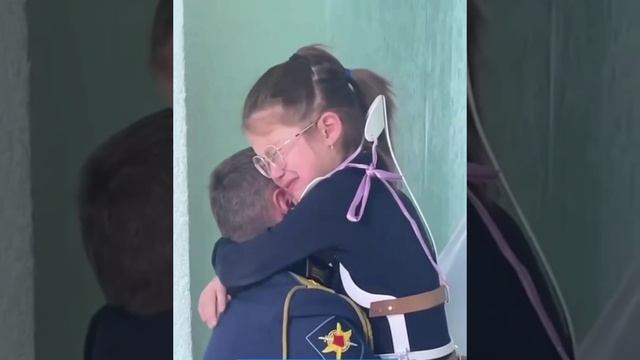 Трогательная встреча отца, вернувшегося из СВО, с дочкой смотреть онлайн