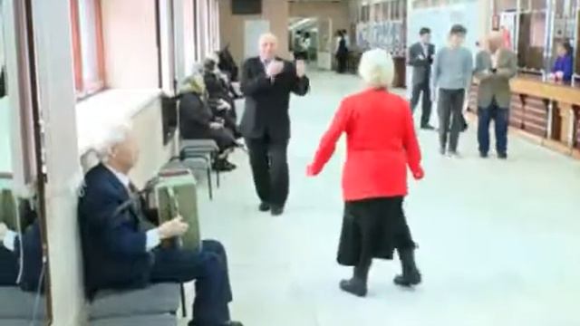 Юбилейные медали начали вручать в Красноперекопском районе Ярославля смотреть онлайн