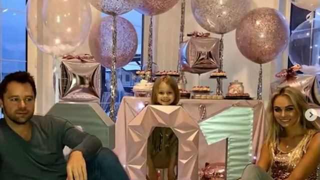 Виталий Гогунский показал свою Жену и Дочку смотреть онлайн