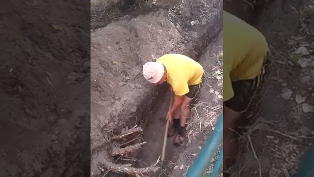 Мічман учить копать траншею)))
