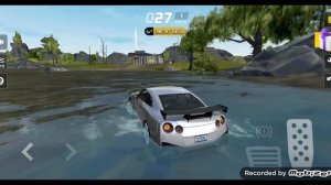 Играю в гонки на телефоне