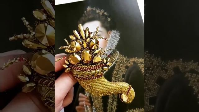 Брошь Золотой рог изобилия с кристаллами Сваровски. смотреть онлайн