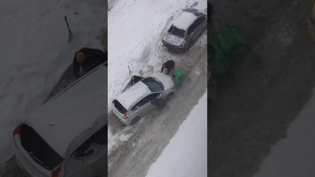 Как буксует машина/Как толкают машину/Машина застряла в снегу\Безвозмездная помощь Деливери Клаб смотреть онлайн