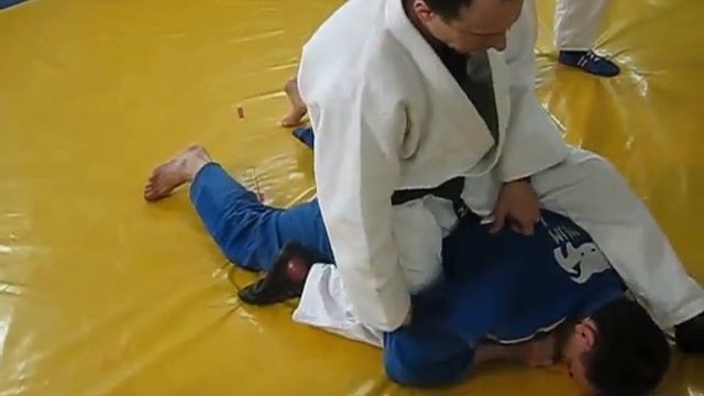 Ленинградские мастера борьбы- Владимир Яшкин, выход на удушение ногами. смотреть онлайн