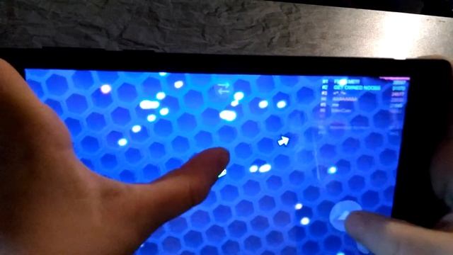 Мальчик Artik играет в Игры на планшете Slither.io Слизарио Червячки игра смотреть онлайн