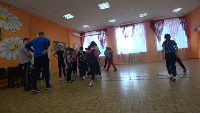 Посетил детский приют смотреть онлайн