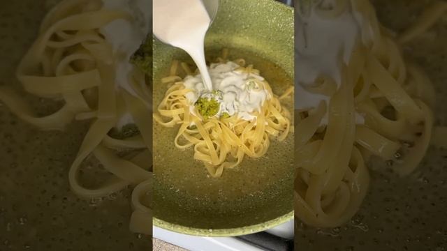 Super creamy pesto pasta with shrimps? / Очень сливочная песто-паста с креветками? смотреть онлайн