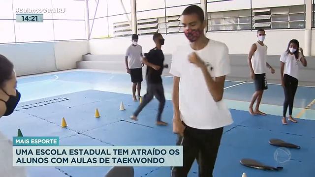 Aulas de Taekwondo na Escola Olga Benario (RJ) Pelo Centro de Educação Corena do Consulado смотреть онлайн