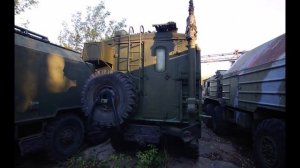 заброшенная техника в лесу