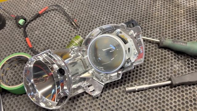 Разбор фар Mitsubishi Pajero Sport/ замена штатных линз на биксеноновые Hella/ восстановление стеко смотреть онлайн