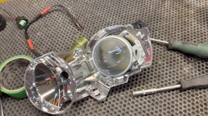 Разбор фар Mitsubishi Pajero Sport/ замена штатных линз на биксеноновые Hella/ восстановление стеко