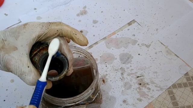 Что можно сделать с ржавой деталью при помощи простого уксуса и зубной щетки. смотреть онлайн