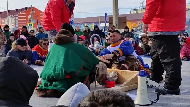 Прыжки через нарты, перетягивание палки смотреть онлайн