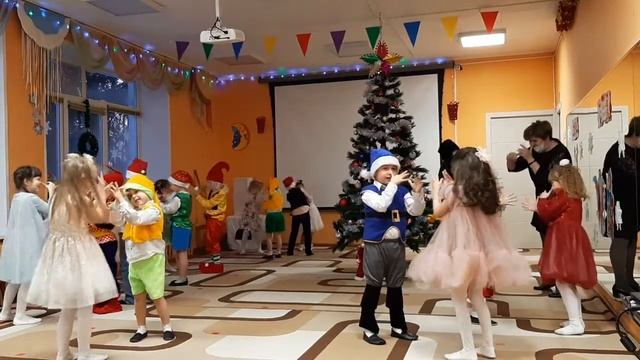 Новогодний утренник в старшей группе "По щучьему веленью" / п. Биорки / 22.12.2021 смотреть онлайн