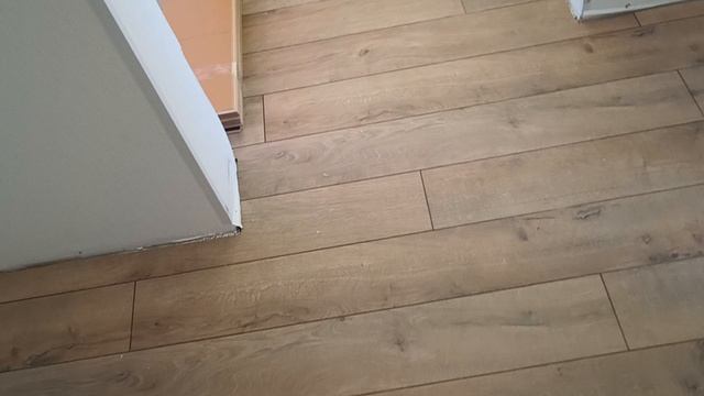 Можно ли, зачем и в каких случаях клеят ламинат к основанию?! смотреть онлайн