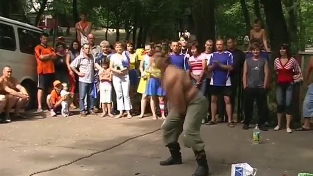 Жонглирование гирей весом 61 кг.Толщина ручки около 50 мм.Халаджи.Д (2007 год) смотреть онлайн