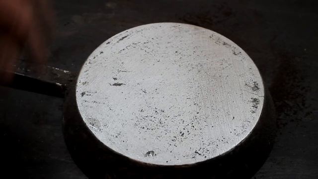 КАК ОТЧИСТИТЬ СКОВОРОДКУ ОТ ЖИРНОГО НАГАРА, ВОДА+ СОДА. смотреть онлайн