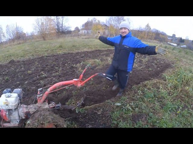 Мотоблок пашет сам! Автоматическая вспашка мокрой глины. Беларус 09Н. смотреть онлайн