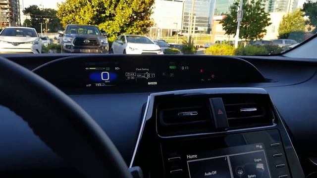 Setting the clock on a Toyota Prius смотреть онлайн