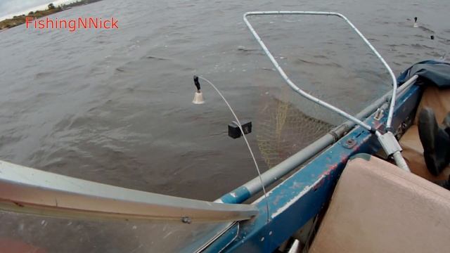 Вода заливает лодку, а рыба клюёт дуплетом. Рыбалка на леща с лодки. смотреть онлайн