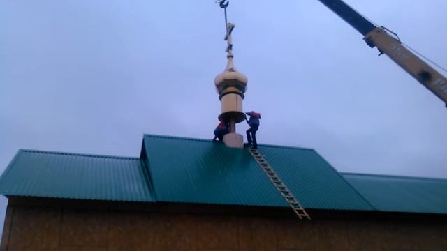 Освящение и поднятие купола с крестом на храм в честь святителя Николая в мкр. Домостроитель смотреть онлайн
