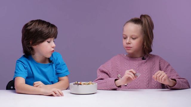 Приятного! ДЕТИ ПРОБУЮТ гречневую кашу с грибами и табуле смотреть онлайн