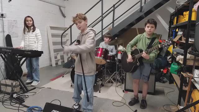 Here Comes The Sun - The Beatles - Smashing Dragons. смотреть онлайн