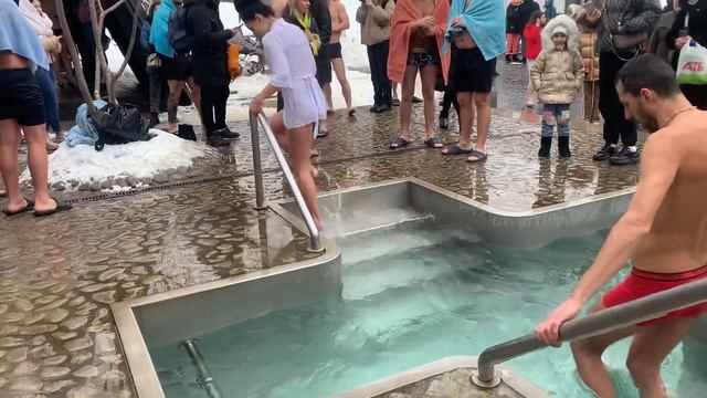 КУПАНИЕ В ПРОРУБИ 2022 КРЕЩЕНИЕ ХАРЬКОВ КРЕЩЕНСКИЕ КУПАНИЯ КУПЕЛИ WINTER ICE HOLE SWIMMING ICE BATH смотреть онлайн