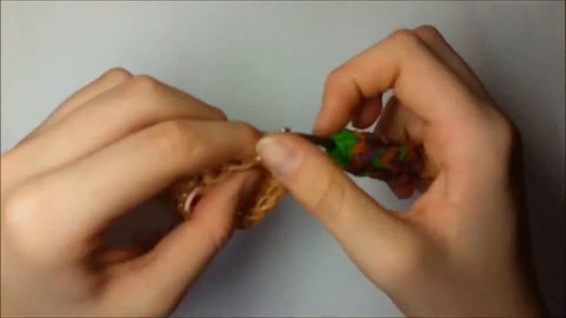 Шапка с ушками медведя и кошки для куклы из резинок Rainbow Loom.Урок № 58 смотреть онлайн