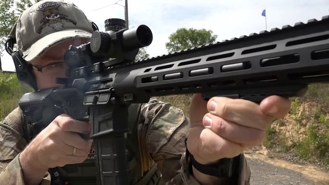 Карабін AR-15 vs. автомат Калашнікова. Збройова Школа #128 смотреть онлайн