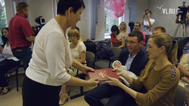 Vl.ru- Торжественная выписка малышей, появившихся на свет в День рождения Владивостока. смотреть онлайн