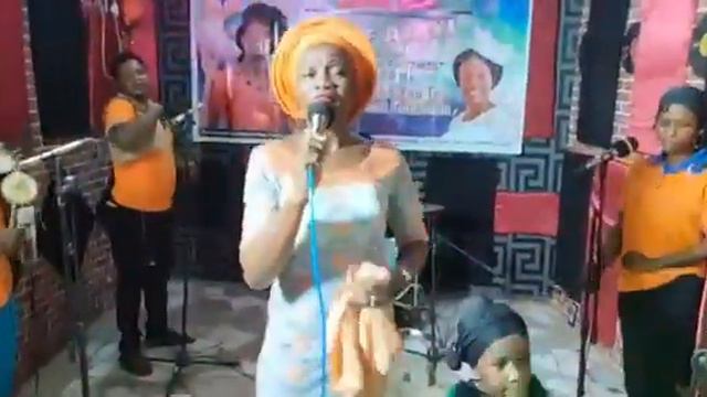 Funke Ajayi live.... смотреть онлайн