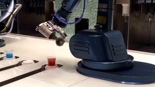 Bionic Bar! Robotic Bartenders Mix Drinks on Quantum of the Seas - Royal Caribbean смотреть онлайн