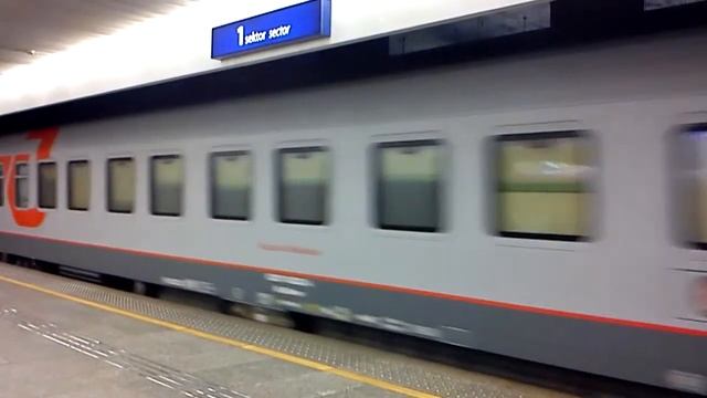 Paris - Moscow train at Warsaw Central Station (поезд Париж - Москва) смотреть онлайн